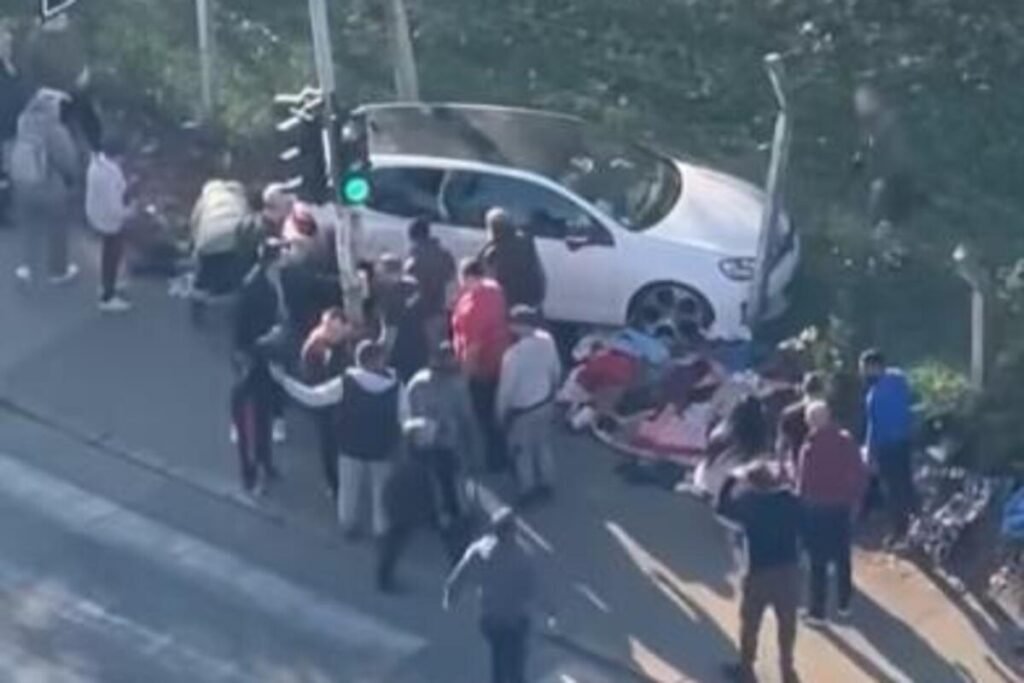 AUTOMOBIL POKOSIO GRUPU LJUDI NA BANJICI: Dve osobe ZAROBLJENE ISPOD VOZILA, ima povređenih!