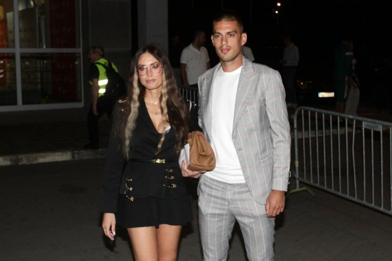 AUU, MIRKA, ŠTA TO RADIŠ? Glumica u nikad izazovnijem izdanju, mami uzdahe!