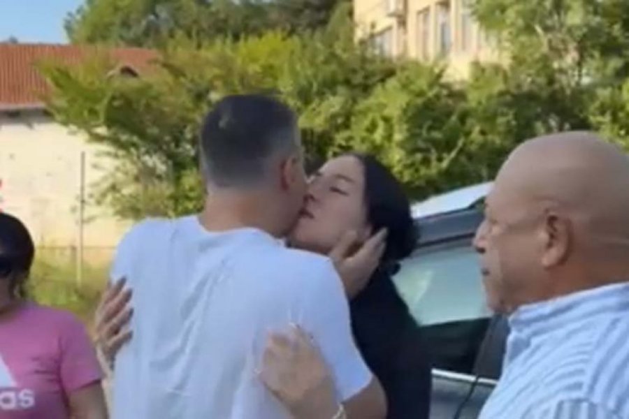 BAŠTOVAN JE NAŠAO U ZA BRINJAVAJUĆEM STANJU, ODMAH POZVAO POMOĆ! Pevačica primljena u Urgentni, Mikiju Dudiću još NISU SAOPŠTILI!