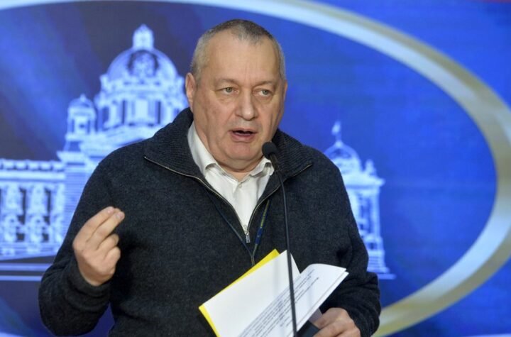 BLOKADERSKI NOVINAR PITAO MILIVOJEVIĆA: Dokle ćeš da se savijaš i puziš pred plenumašima?!