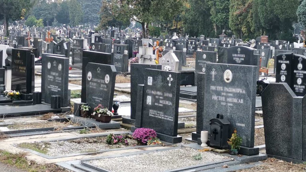 Bolna scena na sahrani Mladena Žižovića: Sin ljubi krst na čelu tužne povorke