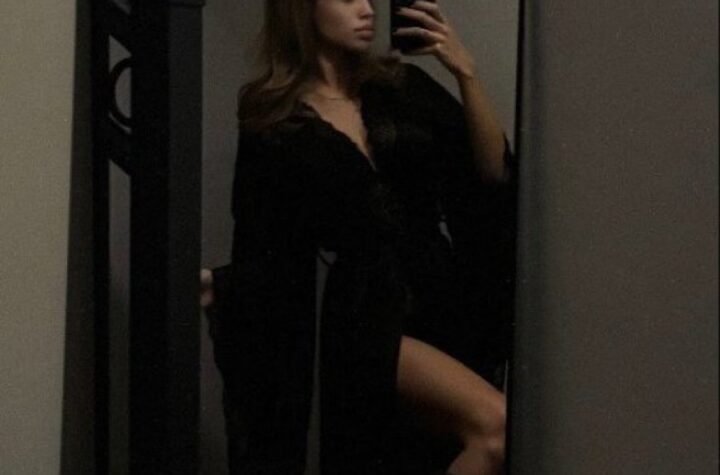 CRNIM BADEMANTILOM JEDVA SAKRILA GOLO TELO! Breskvica častila fanove za laku noć vrelim selfijem! (FOTO)