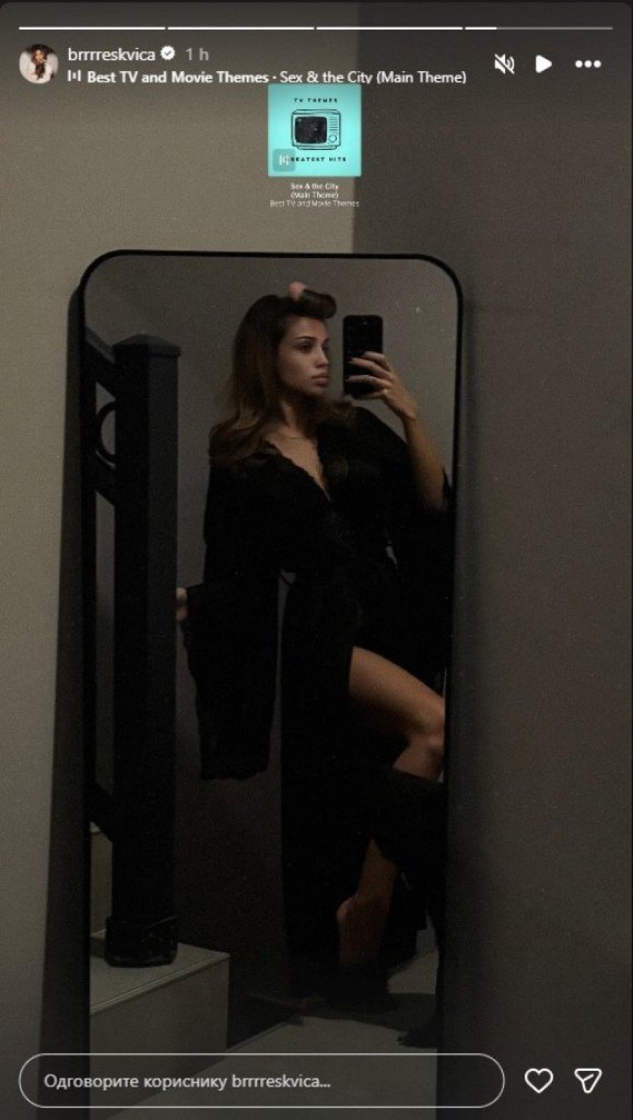 CRNIM BADEMANTILOM JEDVA SAKRILA GOLO TELO! Breskvica častila fanove za laku noć vrelim selfijem! (FOTO)