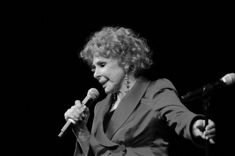 DRŽAVNI VRH SE OGLASIO POVODOM SMRTI LEGENDARNE PEVAČICE: Za sobom je ostavila 70 GODINA BLISTAVE KARIJERE I BESKRAJNI NIZ HITOVA!