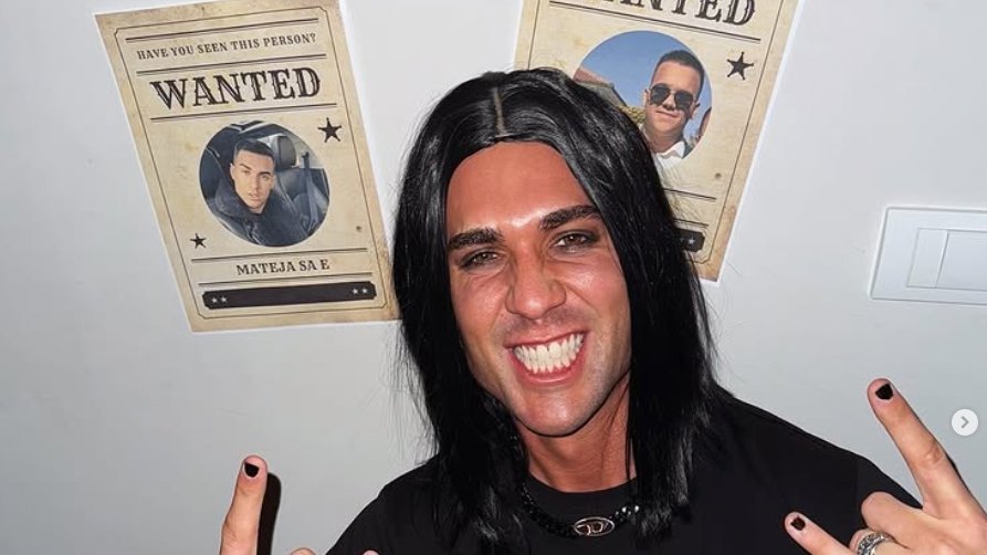 Duga crna kosa, nalakirani nokti, krejon i senka oko očiju... Šta se desilo sa NAJVEĆIM ZAVODNIKOM iz ZADRUGE I ELITE? Da li ga prepoznateje?