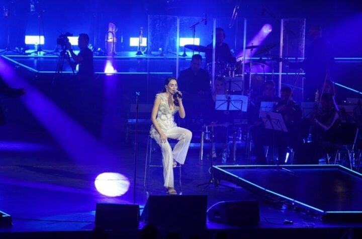 EMINA JAHOVIĆ PUKLA VELIKE PARE, A SVE PROPALO! Pevačica ostala bez ozbiljne love, a evo o čemu se radi!