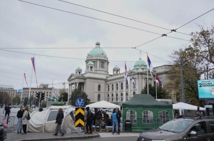 EVO KAKVO JE STANJE TRENUTNO ISPRED SKUPŠTINE! Takovska i Bulevar kralja Aleksandra prohodni za saobraćaj!