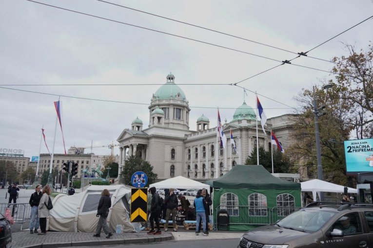 EVO KAKVO JE STANJE TRENUTNO ISPRED SKUPŠTINE! Takovska i Bulevar kralja Aleksandra prohodni za saobraćaj!