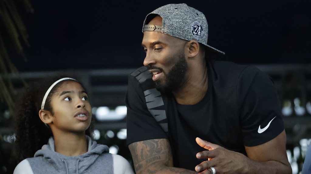 Fanovi podigli emotivan spomenik Kobiju Brajantu i njegovoj ćerki: Jedan detalj rasplakao ceo svet (FOTO)