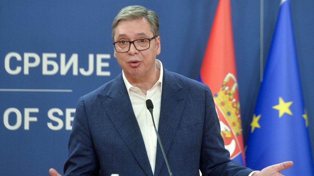 Godinu dana ponavljaju da je Vučić nenadležan i gotov, a sada traže da povuče svoje ime sa izbornih lista SNS