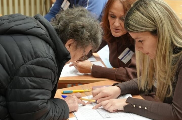 KAO NA DIVLJEM ZAPADU, OPŠTA TUČA U MIONICI: Lom u kafani Lovac tokom glasanja – policija razdvajala zavađene grupe!