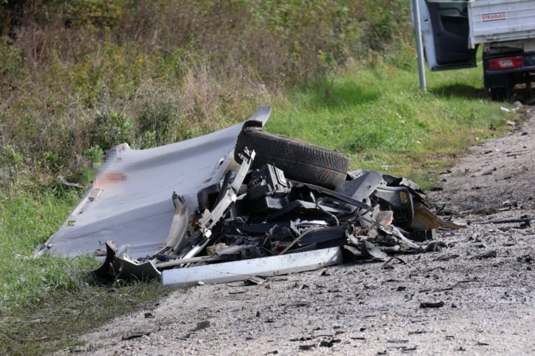 KRV SE PROLILA PUTEM! Stravičan sudar automobila i kamiona, poginulo ŠEST OSOBA! Među njima i TROJE DECE
