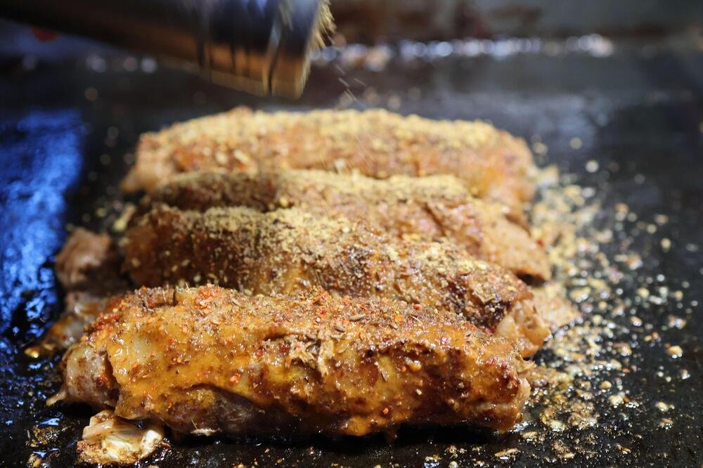 KUVARI RIBU NIKAKO NE VALJAJU U BRAŠNO, VEĆ U OVO! Šokiraćete se kad čujete da ne upija ni KAP ULJA