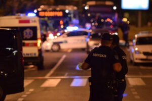 MASKIRANI UPALI U KAFIĆ U USTANIČKOJ I DEMOLIRALI GA! Palicama lomili inventar, pa ubacili zapaljenu baklju!