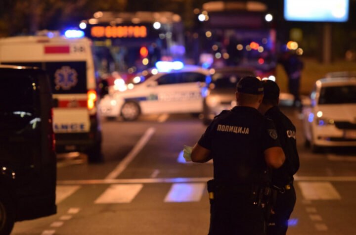 MASKIRANI UPALI U KAFIĆ U USTANIČKOJ I DEMOLIRALI GA! Palicama lomili inventar, pa ubacili zapaljenu baklju!