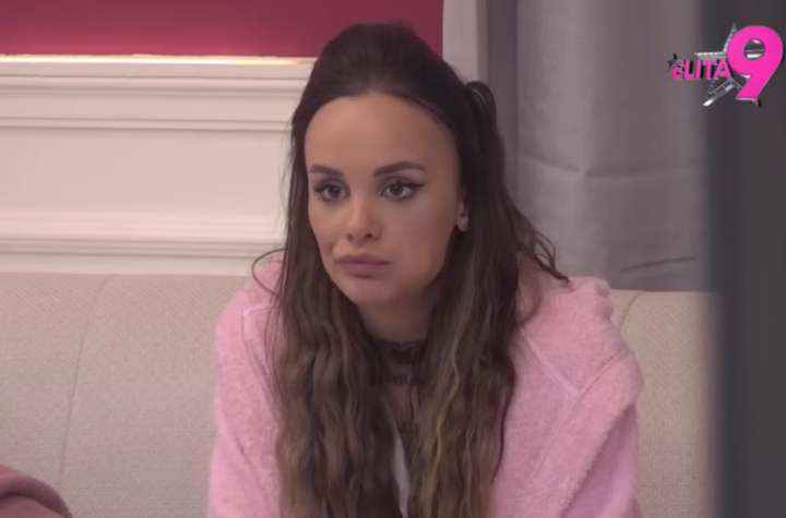 NAPIJALA SE I PADALA, PA SEDELA GOSTIMA U KRILU! Skandalozno priznaje bivše drugarice Teodore Delić: Bila je sa nekim ljudim, dobro je zarađivala!