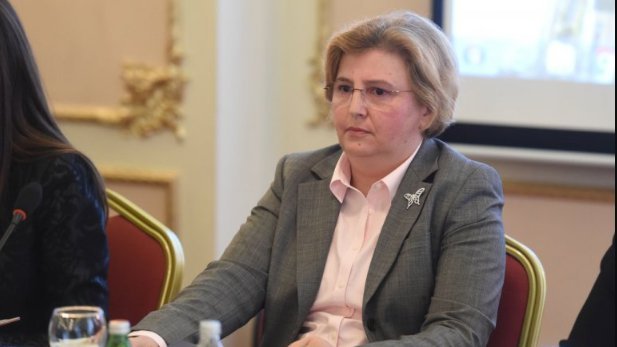 Na koji način Zagorka Dolovac povezuje Dijanu Hrku i Uglješu Mrdića?