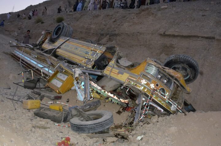 Najmanje 12 osoba poginulo, 10 povređeno: Stravična saobraćajka u Ekvadoru