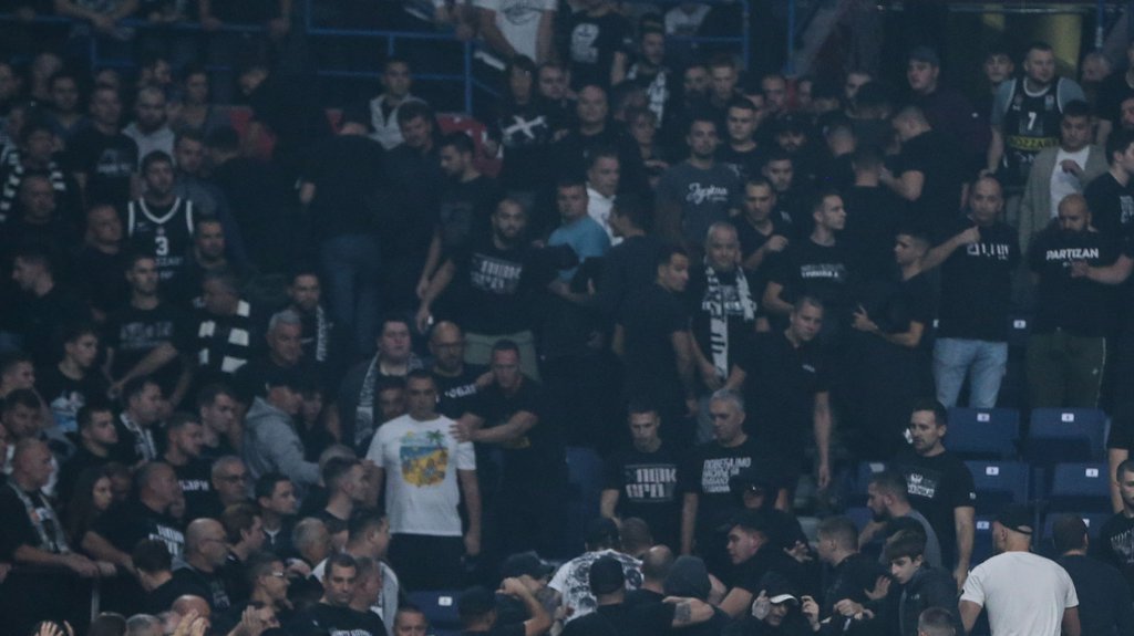 Neviđeni skandal u Sarajevu: Navijači Bosne i Hercegovine izviždali "Bože pravde", pa sramotno skandirali!