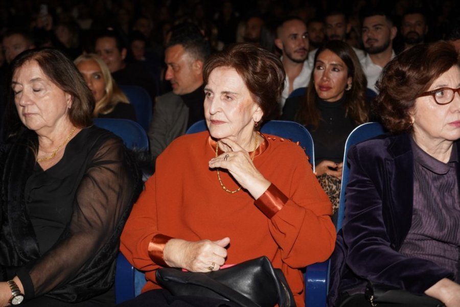 ONI SU JOJ NAJVEĆA PODRŠKA! Sinovi i majka Emine Jahović na koncertu! (FOTO)