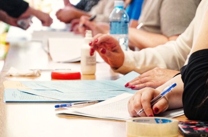 OVO NEĆETE VIDETI NA N1 I NOVOJ S! Evo šta blokaderi rade sa spiskovima za glasanje! (FOTO)