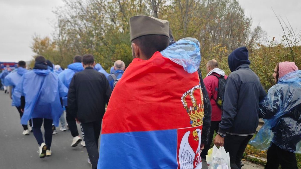 Ovako se voli Srbija! Pešaci sa KiM ne odustaju uprkos kiši i vetru