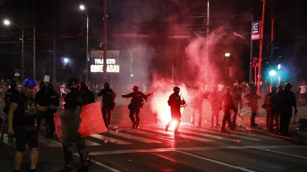 POKUŠALI DA SPALE ŽIVE LJUDE: Jeziv napad blokadera na Ćacilend