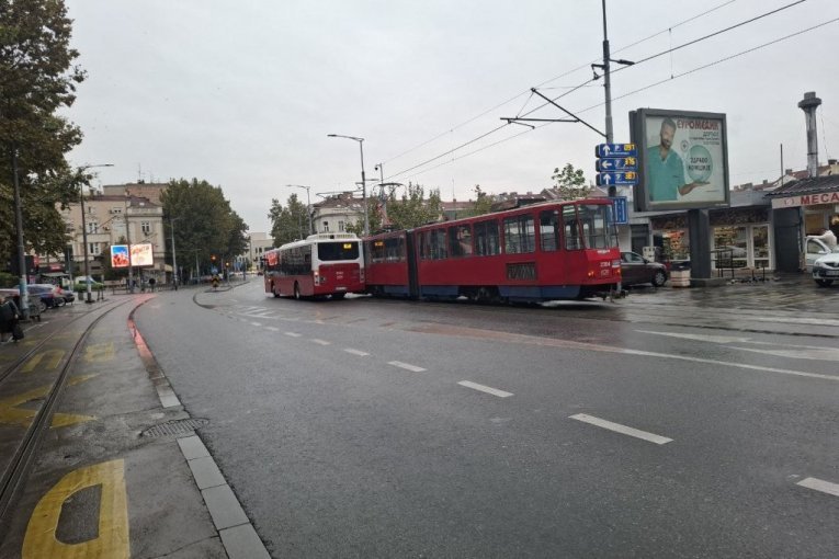 POKVARENI TRAMVAJ NA NOVOM BEOGRADU! Polako se gomilaju vozila u Jurija Gagarina!