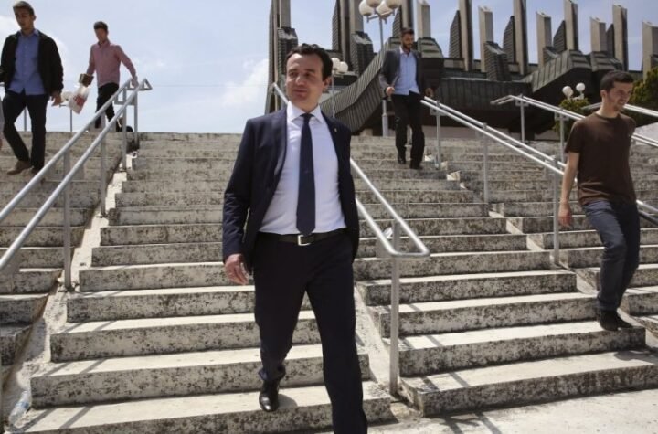 POMRAČENJE SAMOOPREDELJENJA! Kurti doživeo TOTALNI DEBAKL na izborima, izgubio Prištinu i ključne opštine, pa OSTAO BEZ TEKSTA U SEDIŠTU STRANKE!