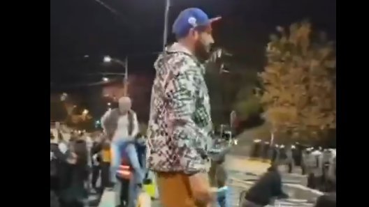 POPEO SE NA ZAŠTITNU OGRADU, REMETIO JAVNI RED I MIR: Identifikovan i uhapšen muškarac koji je izazvao zgražavanje građana