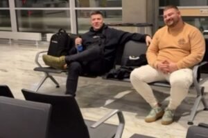 POZNATO ŠTA ĆE SE DESITI SA SLOBOM I BARBAROM BOBAK! Naše pevače 27 SATI DRŽE ZAROBLJENE NA AERODROMU, noćas se DOGODIO PRAVI HOROR! (GALERIJA)