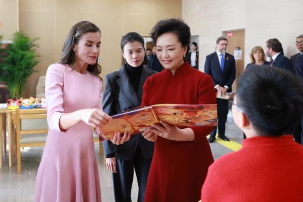 Peng Lijuen i kraljica Letizija od Španije posetile centar za osobe sa invaliditetom u Pekingu