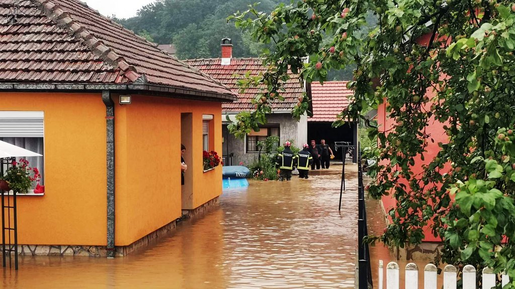 Poplave na jugoistoku Srbije, snimak za nevericu! Cela ulica u Leskovcu pod vodom