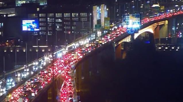 SAOBRAĆAJNI KOLAPS U GOTOVO CELOM BEOGRADU! Popodnevni špic u prestonici, mnoge saobraćajnice zakrčene - evo koje tačke su NAJKRITIČNIJE