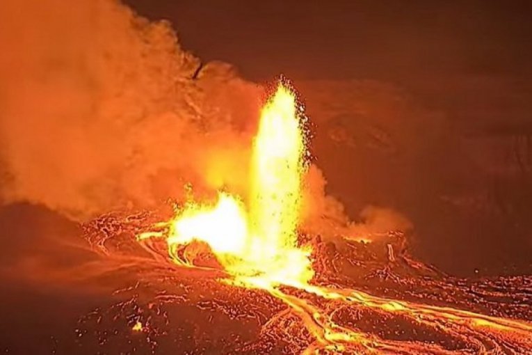 ŠOK NA OSTRVU, VULKAN IZNENADA ERUPTIRAO! Izbacuje pepeo 2,7 kilometra iznad mora