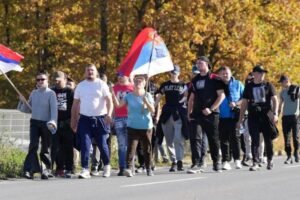 STALI DA ODAJU POŠTU TRAGIČNO NASTRADILIMA! Pešaci sa Kosova I Metohije u Preljini zapalili sveće