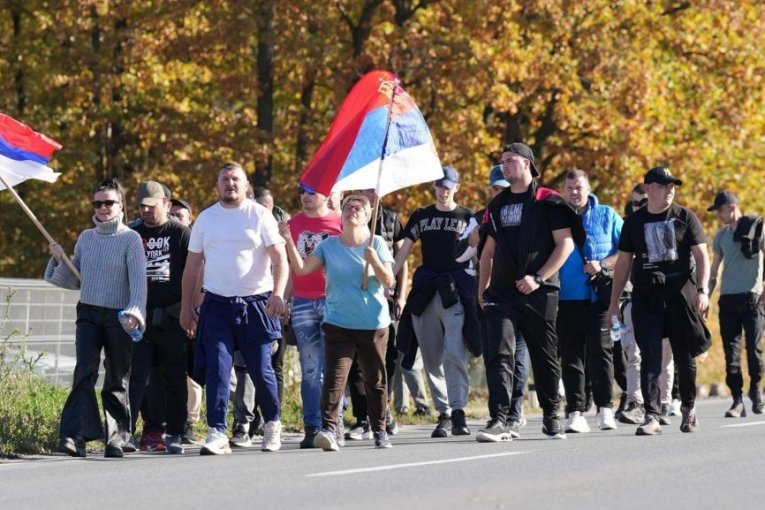 STALI DA ODAJU POŠTU TRAGIČNO NASTRADILIMA! Pešaci sa Kosova I Metohije u Preljini zapalili sveće