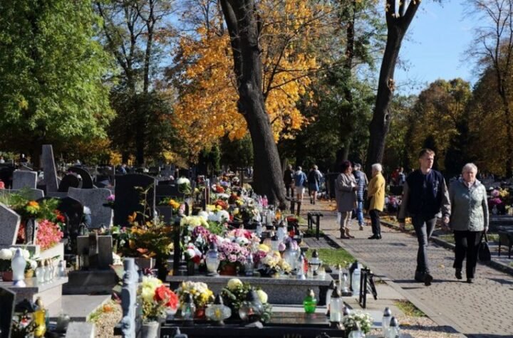 VERUJE SE DA JE OVO VELIKI GREH NA GROBLJU! Danas su Mitrovske zadušnice - postoje običaji koji moraju da se ispoštuju!