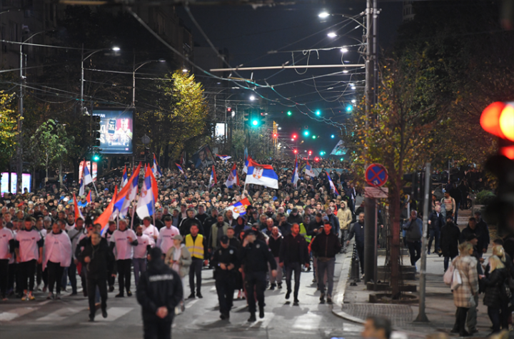 VIŠE OD 47.000 LJUDI ISPRED SKUPŠTINE! Oglasio se MUP o broju građana koji dočekuju Srbe sa Kosova!
