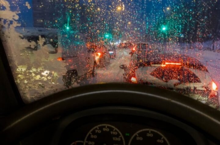 VOZAČI, NE KREĆITE BEZ ZIMSKE OPREME! Teški uslovi na putevima, AMSS javlja: KAMIONI ZAGLAVLJENI SATIMA!