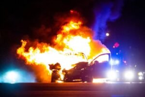 ZAPALIO SE AUDI! Bio parkiran pored stambene zgrade - VATROGASCI ODMAH REAGOVALI!