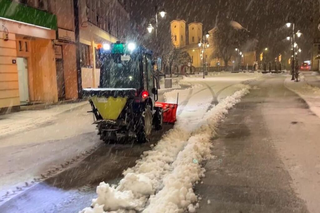 ZIMA VEĆ STISLA ZUBE: Pune ruke posla za nadležne službe u ovom gradu, so posuta na kružnim tokovima i mostovima