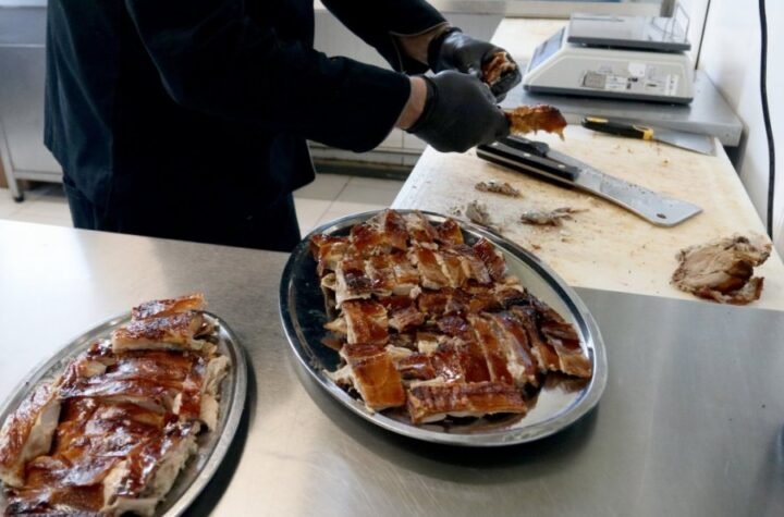 AKO ŽELITE PEČENJE ZA PRAZNIKE – IMA GA, ALI ZA PUNO PARA: Cene otišle u nebesa, za kilogram treba baš debeo novčanik