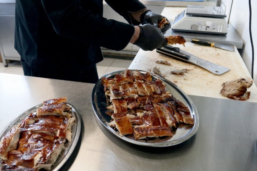 AKO ŽELITE PEČENJE ZA PRAZNIKE – IMA GA, ALI ZA PUNO PARA: Cene otišle u nebesa, za kilogram treba baš debeo novčanik