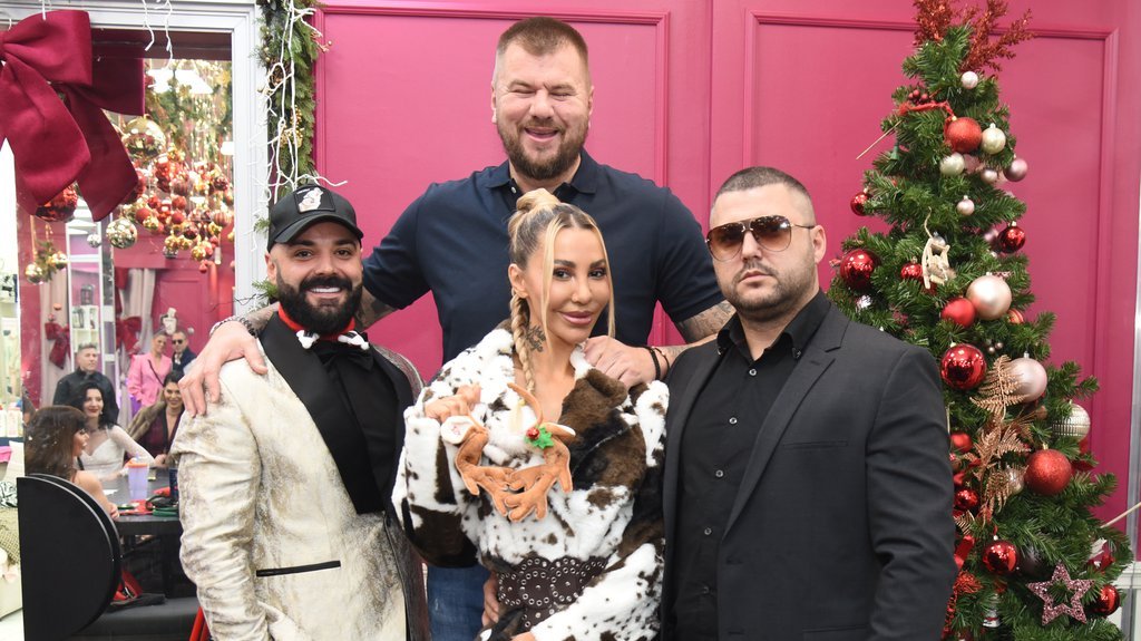 ANELINI ANĐELI! Gospodarica prstenova okupila bivše: Ahmićeva razvukla osmeh kraj Asmina, Luke i Janjuša! (FOTO)