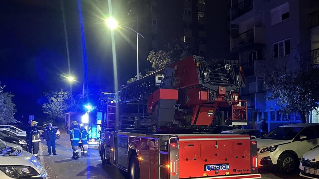 AUTOMOBIL PROPAO U GARAŽNI LIFT! Četvoro ostalo zarobljeno, među njima i DVOJE DECE, vatrogasci rade na izvlačenju: Drama na Vračaru