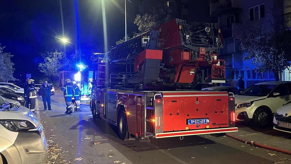 AUTOMOBIL PROPAO U GARAŽNI LIFT! Dve osobe ostale zaglavljene, vatrogasci rade na izvlačenju: Drama na Vračaru