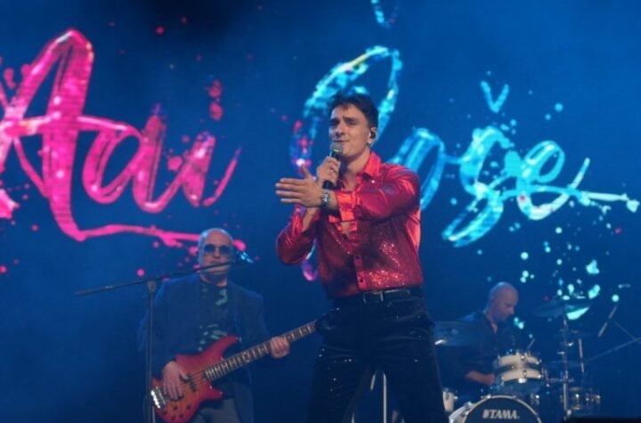 Adi Šoše napravio magiju pred krcatim Sava centrom! 4.000 ljudi ustalo čim je kročio na binu: Hvala što ste moje snove pretvorili u realnost