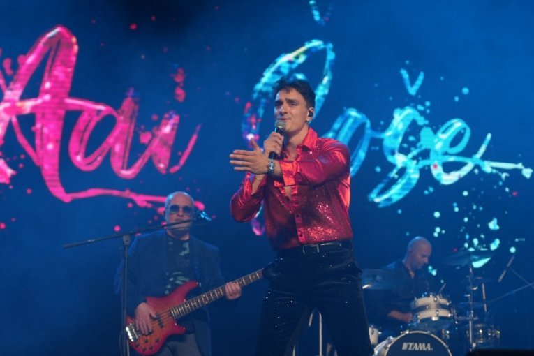 Adi Šoše napravio magiju pred krcatim Sava centrom! 4.000 ljudi ustalo čim je kročio na binu: Hvala što ste moje snove pretvorili u realnost