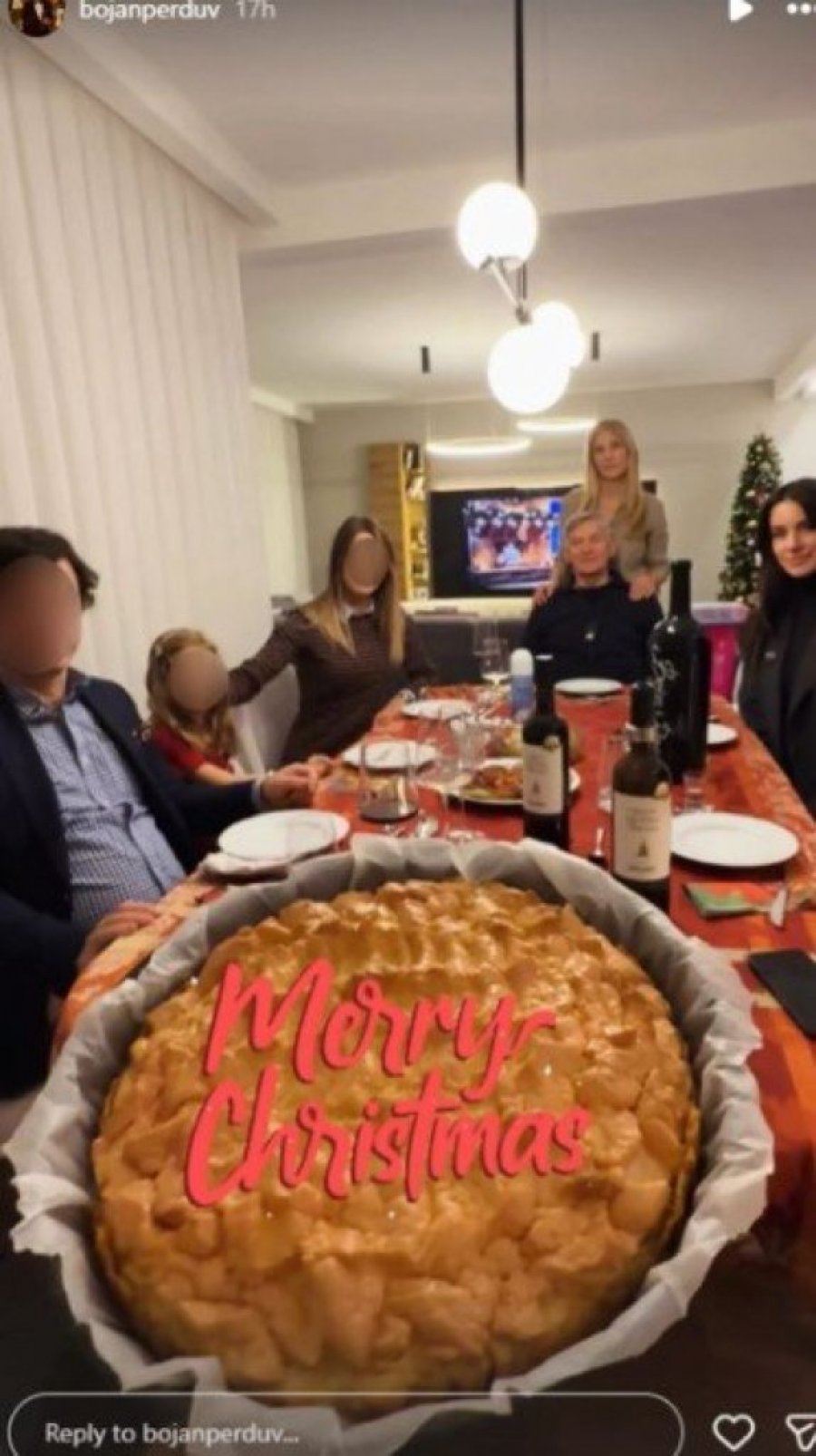 BERIĆETNA TRPEZA TERA VODU NA USTA! Dragana Kosjerina slavi KATOLIČKI BOŽIĆ SA SVEKROM I SVEKRVOM – na stolu OGROMNA POGAČA, muž se javno oglasio!